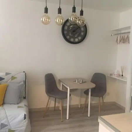 Cosy A Orange Apartment *